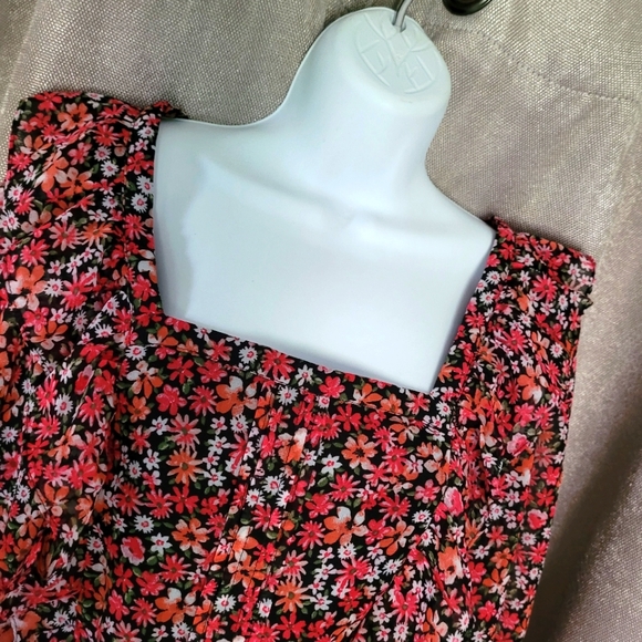 ⭐️Floral Blouse w/ Frill Accents⭐️ - Picture 2 of 5